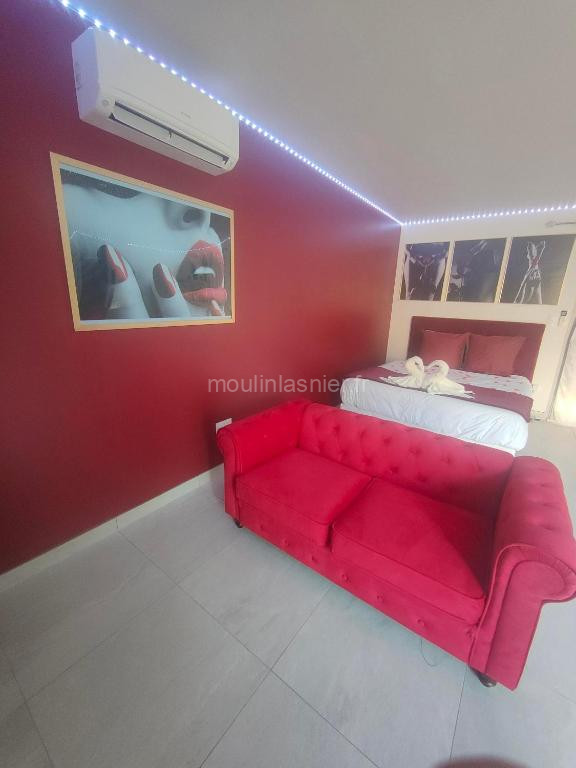 Photo de Un amour passionnel,love room, balnéo privatisée15 min du zoo,piscine couverte et chauffée d'avril à octobre à partager avec d'autres logements et elle est privatisée de 20h à 22h